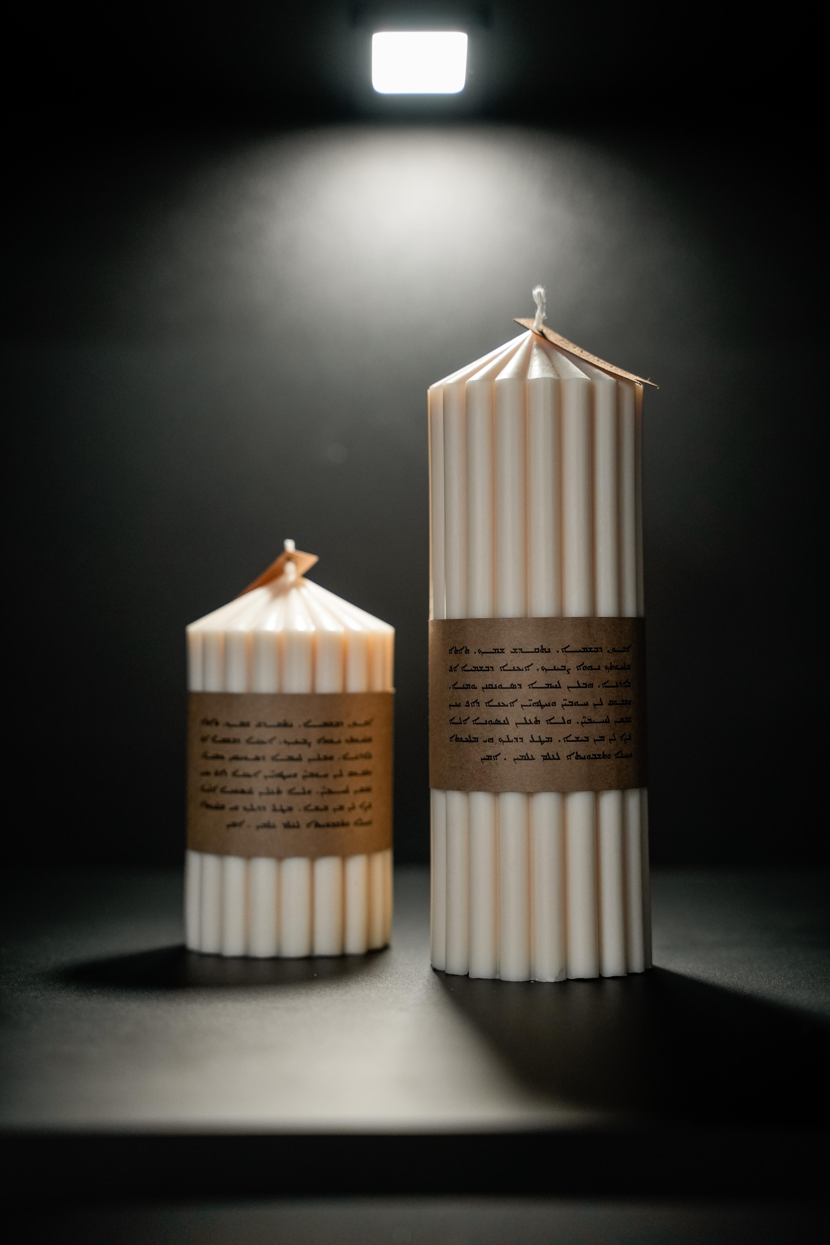 Handgemachte Rapswachskerze mit Vaterunser auf Aramäisch