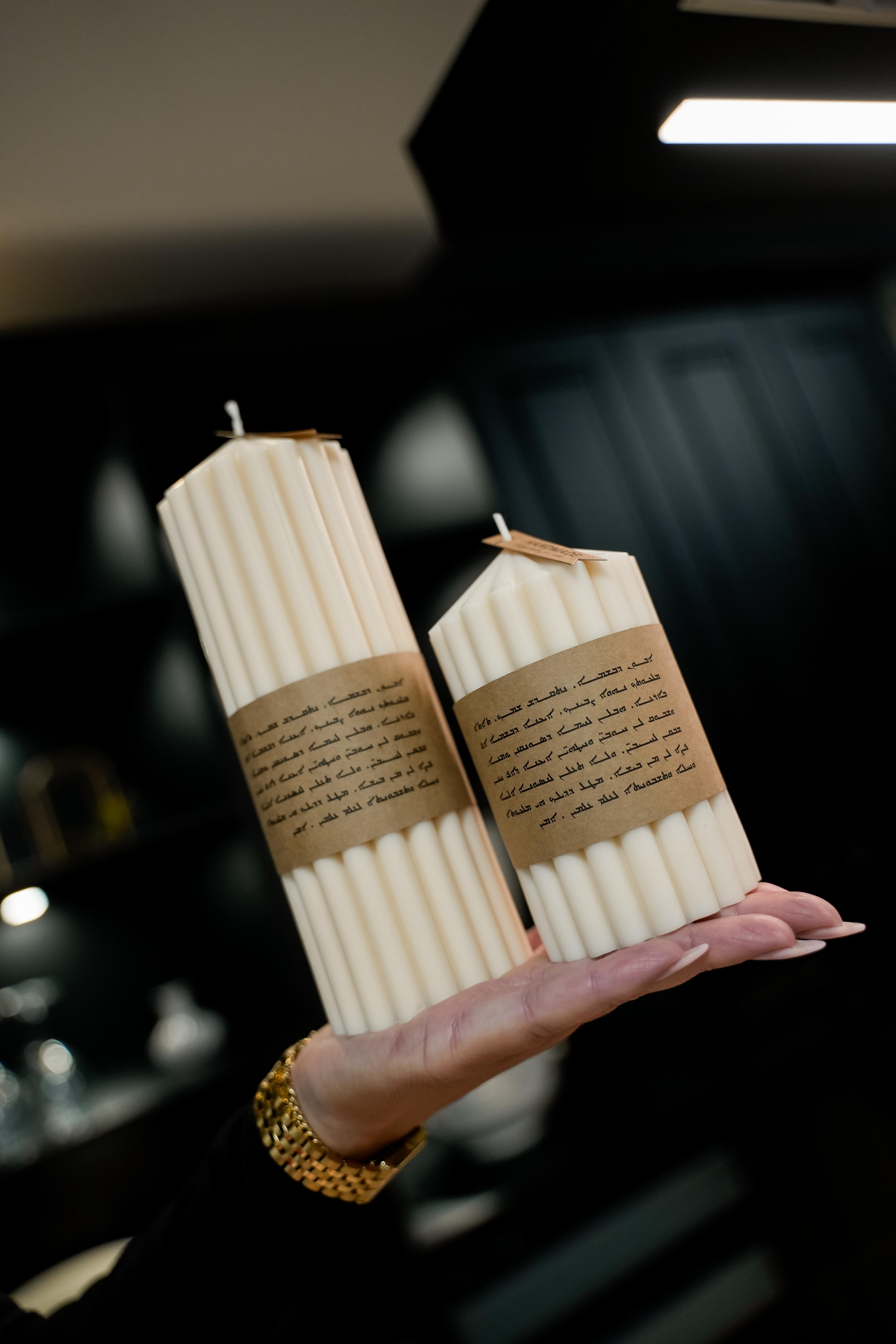 Handgemachte Rapswachskerze mit Vaterunser auf Aramäisch